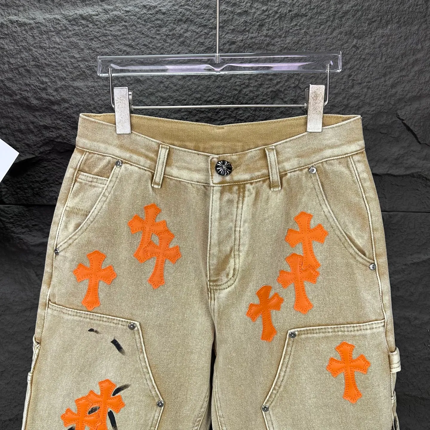 P240 GALLERY DEPT. & Croixin co-branded 2025 new limited edition spliced ​​splash-ink hand-painted orange cross patchwork couple style washed loose denim shorts 🔥High version🔥High version🔥 Original customized denim fabric, the same raw material denim fabric as the Internet celebrity star, full body splicing loose version, splash-ink hand-painted craftsmanship with multiple orange cross embroidery patchwork style designs, very high-end and stylish! The fabric feels very comfortable and these denim shorts are super versatile and look great! ! Complete three standards, same style for men and women 👫A must-have item for everyone Color: black, khaki Size: 28, 30, 32, 34, 36 (five sizes)